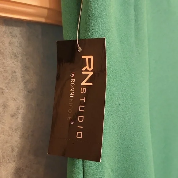 New! RN Studio green dress with ruffle sleeves size 4. Wedding party formal - Picture 9 of 9